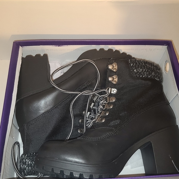 A super cute pair of Top Moda ankle boots. - Picture 3 of 9